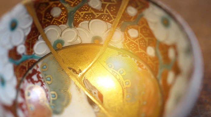 金継ぎを施された美しい器